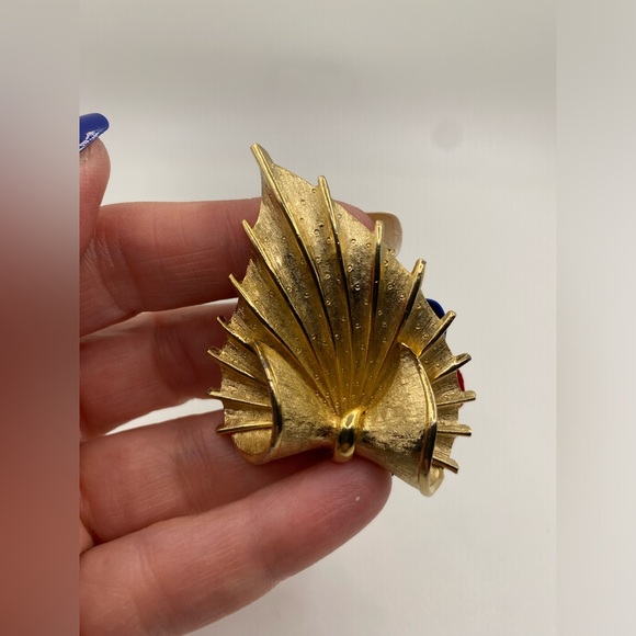 Coro Textured Curled Leaf Dimensional Optic Leaf Gold Tone Brooch Autumn Leaf - Picture 7 of 8